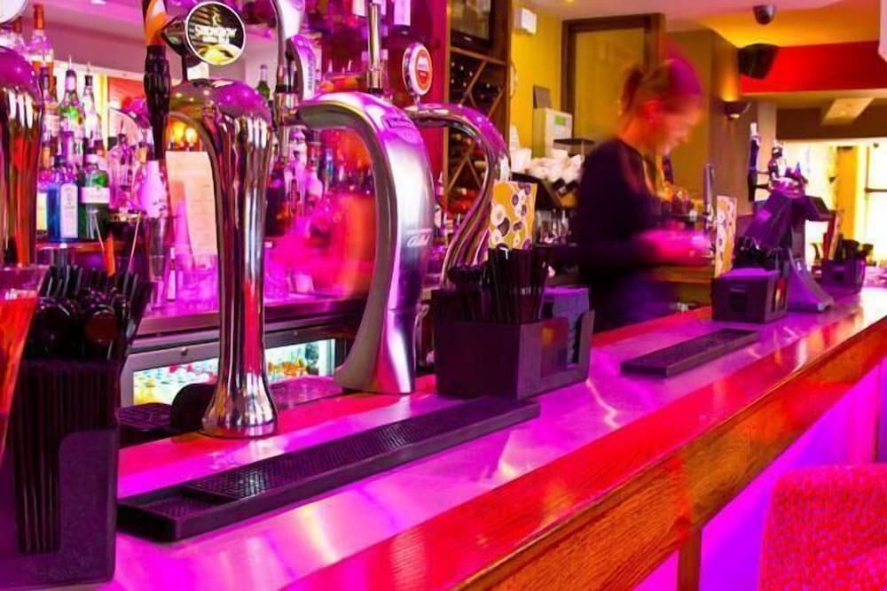 THE LOUNGE HOTEL AND BAR 13/21