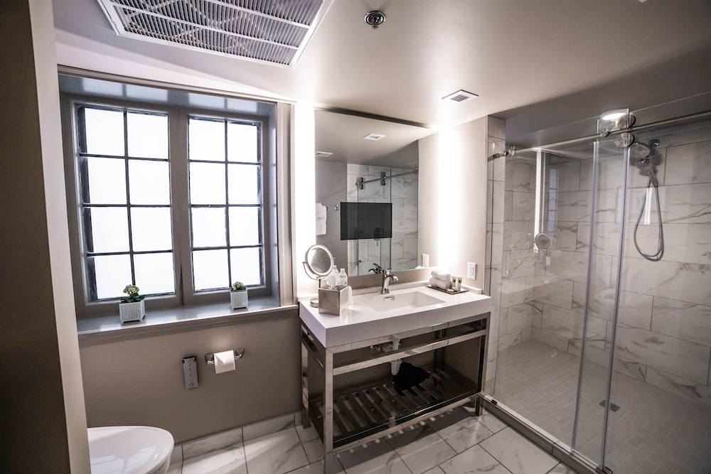 Seven Gables Inn 24/26