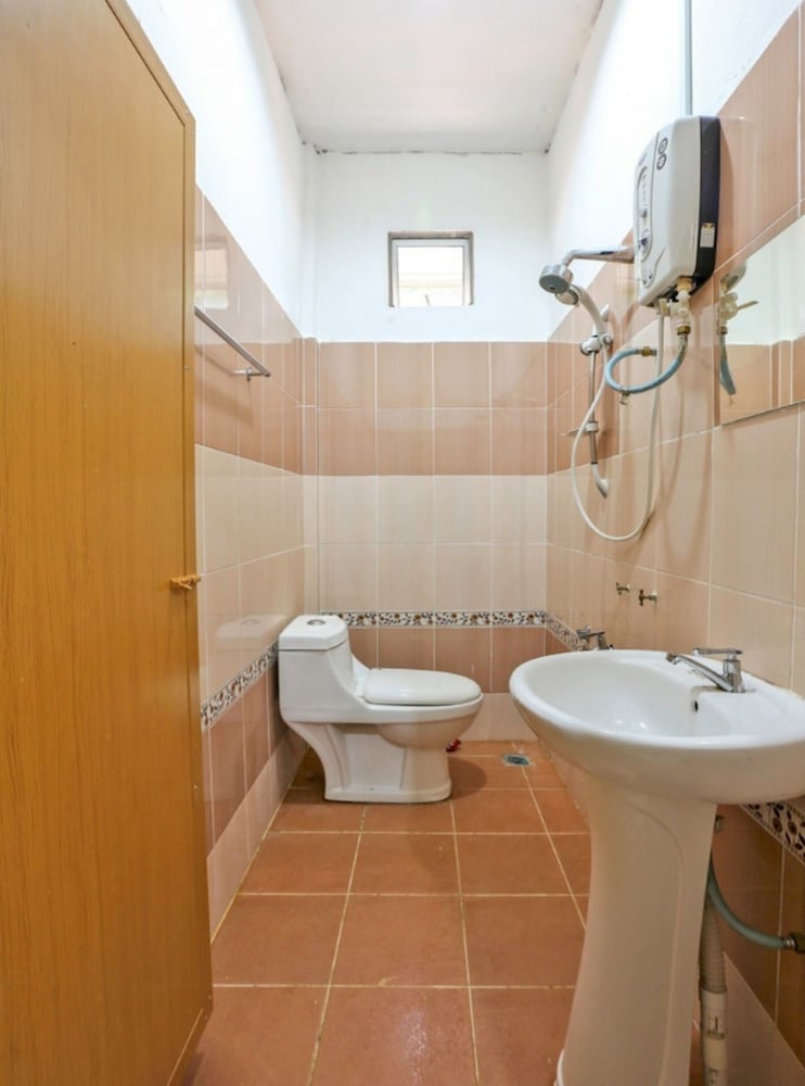 غرفة ديلوكس ثلاثية بسرير مزدوج وسرير فردي، OYO 89933 Nun Hotel 4/4