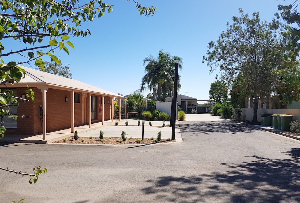 Ashleigh Court Motor Inn 48/53