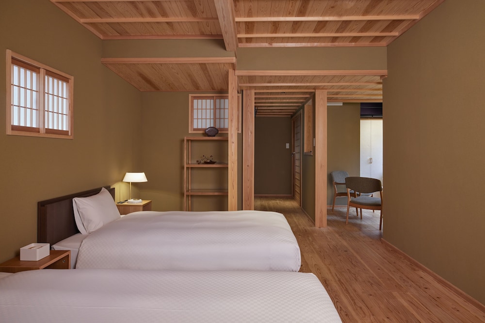 GRAND, TWIN BEDS