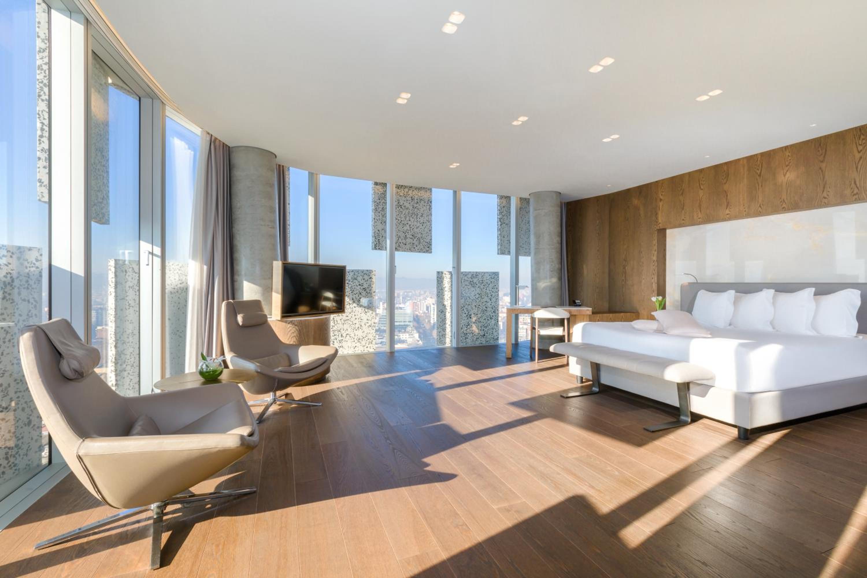 Deluxe, Queen Bed, City View