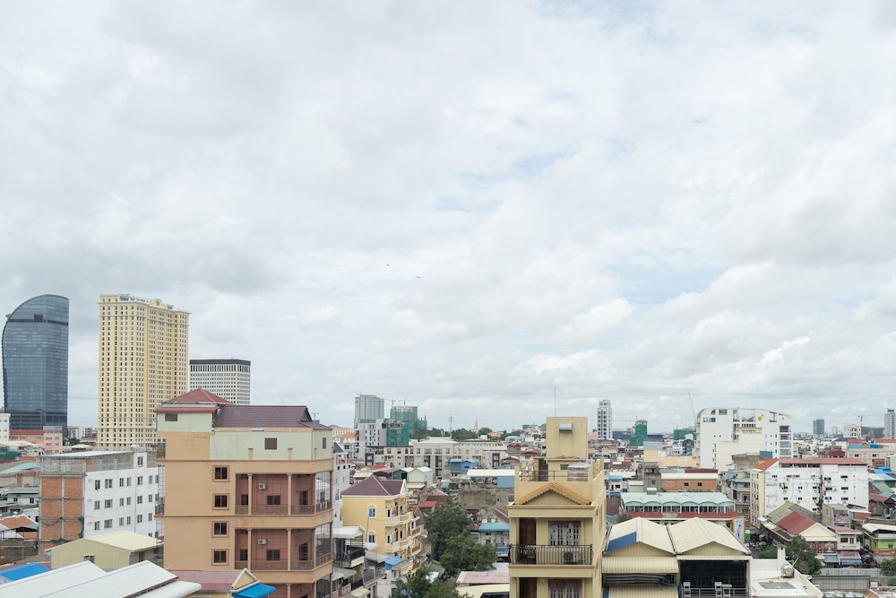 Hyatt Regency Phnom Penh 70/72