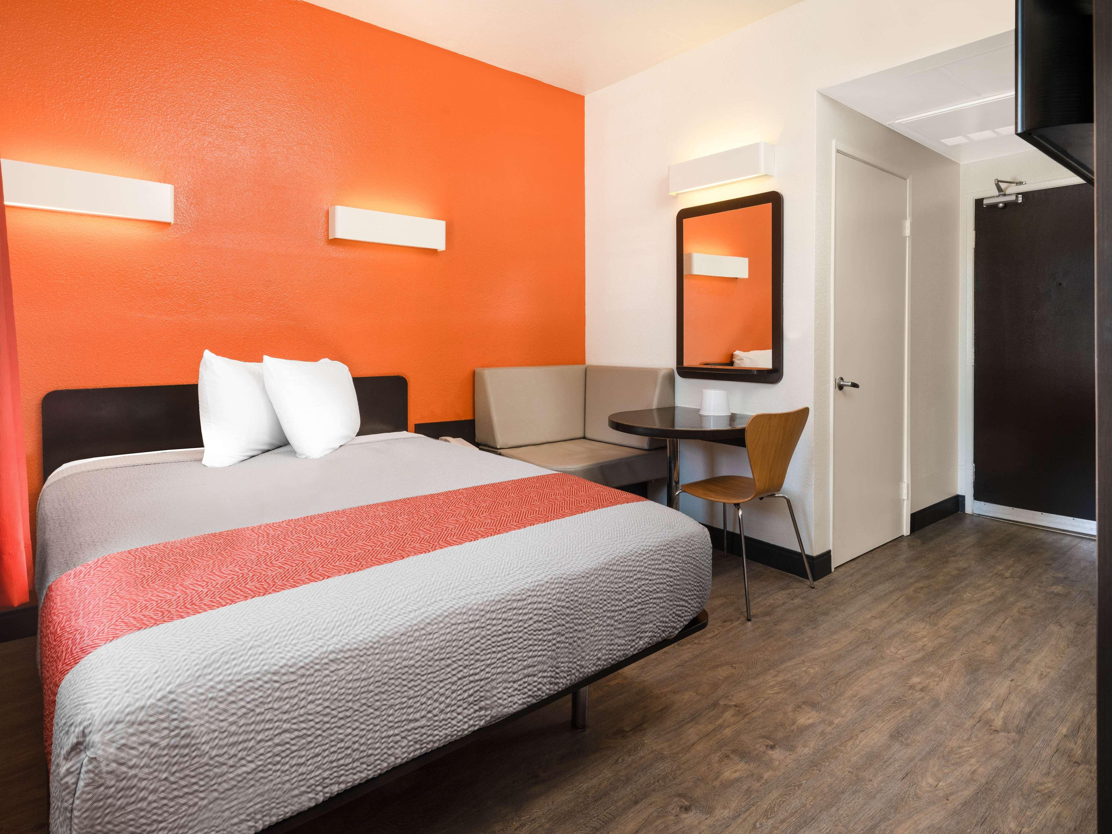 ROOM, QUEEN BED