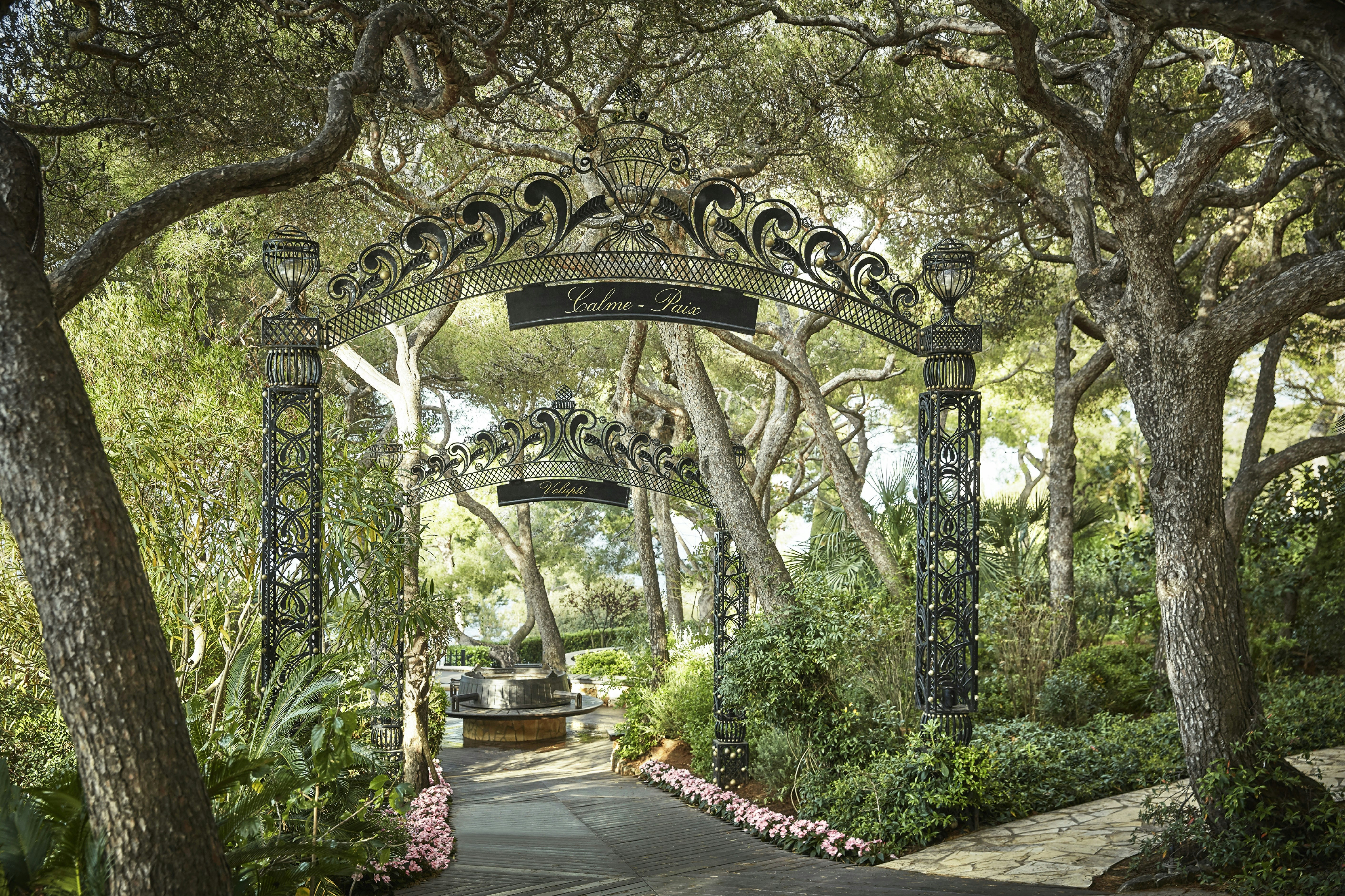 Grand Hotel du Cap-Ferrat, a Four Seasons Hotel 82/85