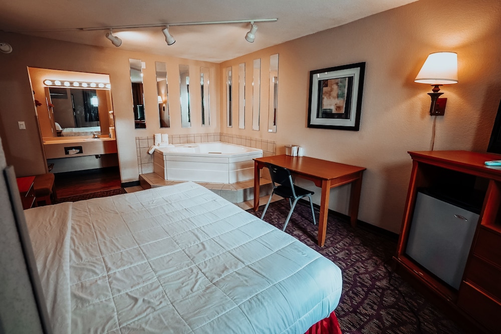 Lamplighter Inn Suites North 7/25