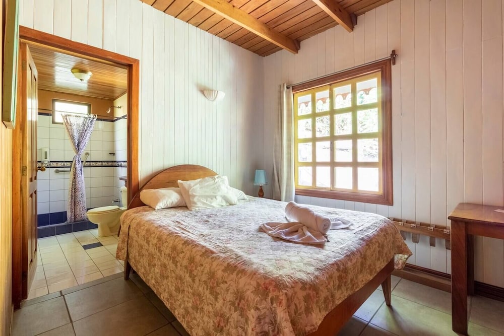 5 BEDROOMS, HOUSE