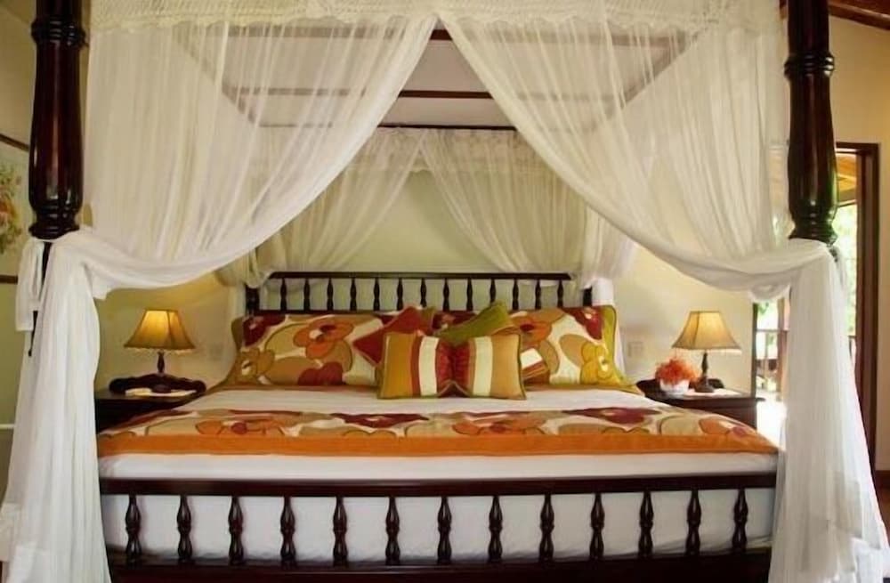 SPRING HOUSE BEQUIA 16/50
