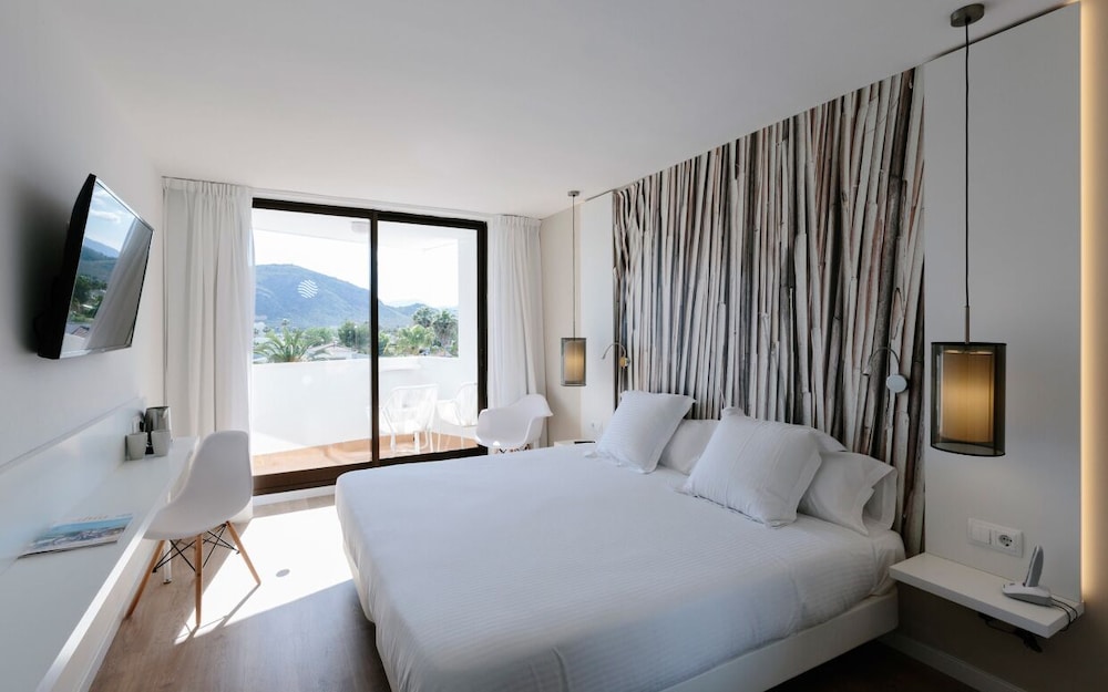 غرفة سوبيريور بإطلالة على المسبح بشرفة مفردة بسريرين منفصلين، Bordoy Alcudia Bay - Adults Only 2/3