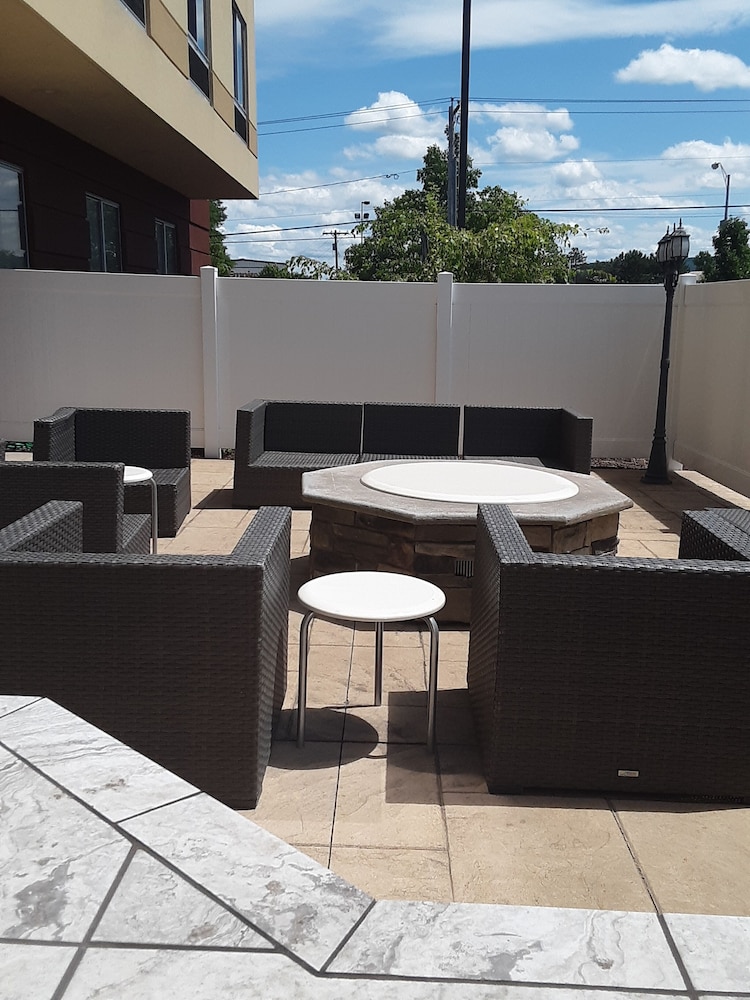 Fairfield Inn Suites Utica 32/47