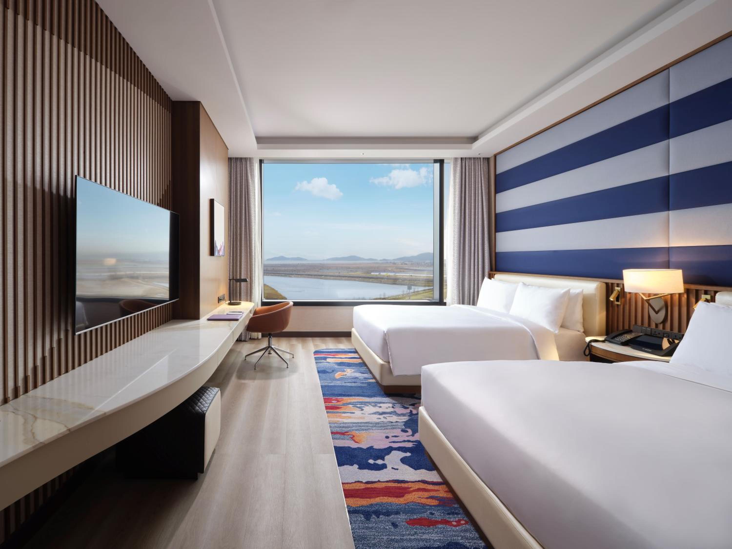 LAKE, DELUXE, 2 QUEEN BEDS, OCEAN TOWER