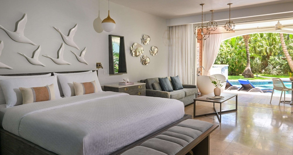 1 Bedroom, Swim Up, Club, Suite, King Bed, Pool View, South Sea View