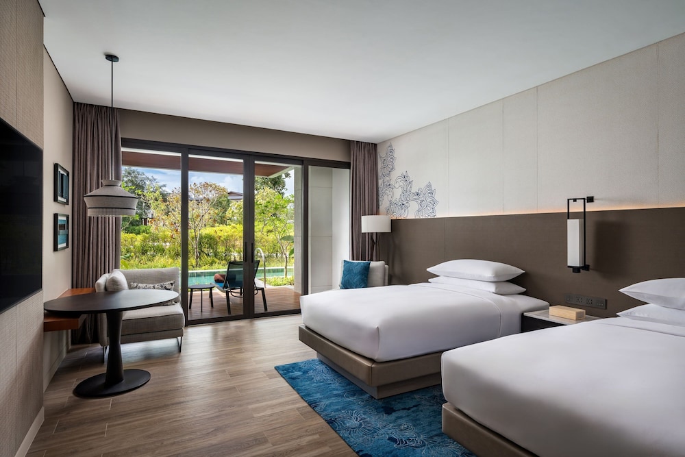 Deluxe, Twin Beds, Pool Access