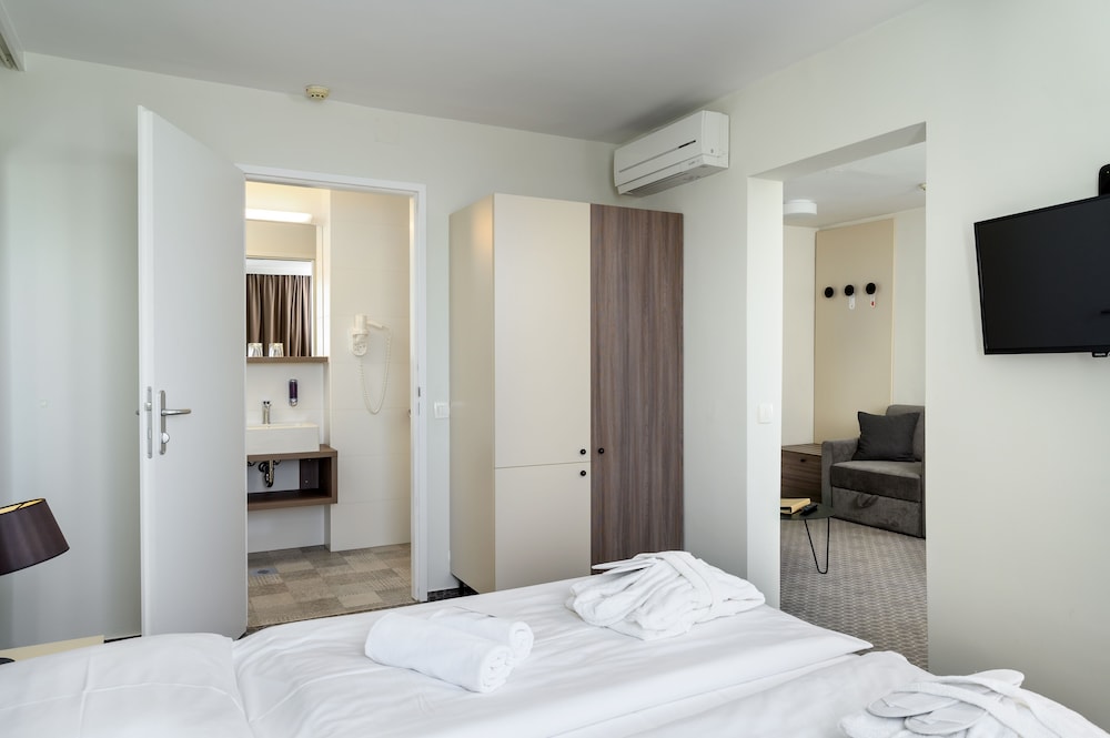 ROOM, DOUBLE BED