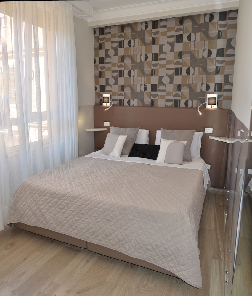 ROOM, DOUBLE OR TWIN BED