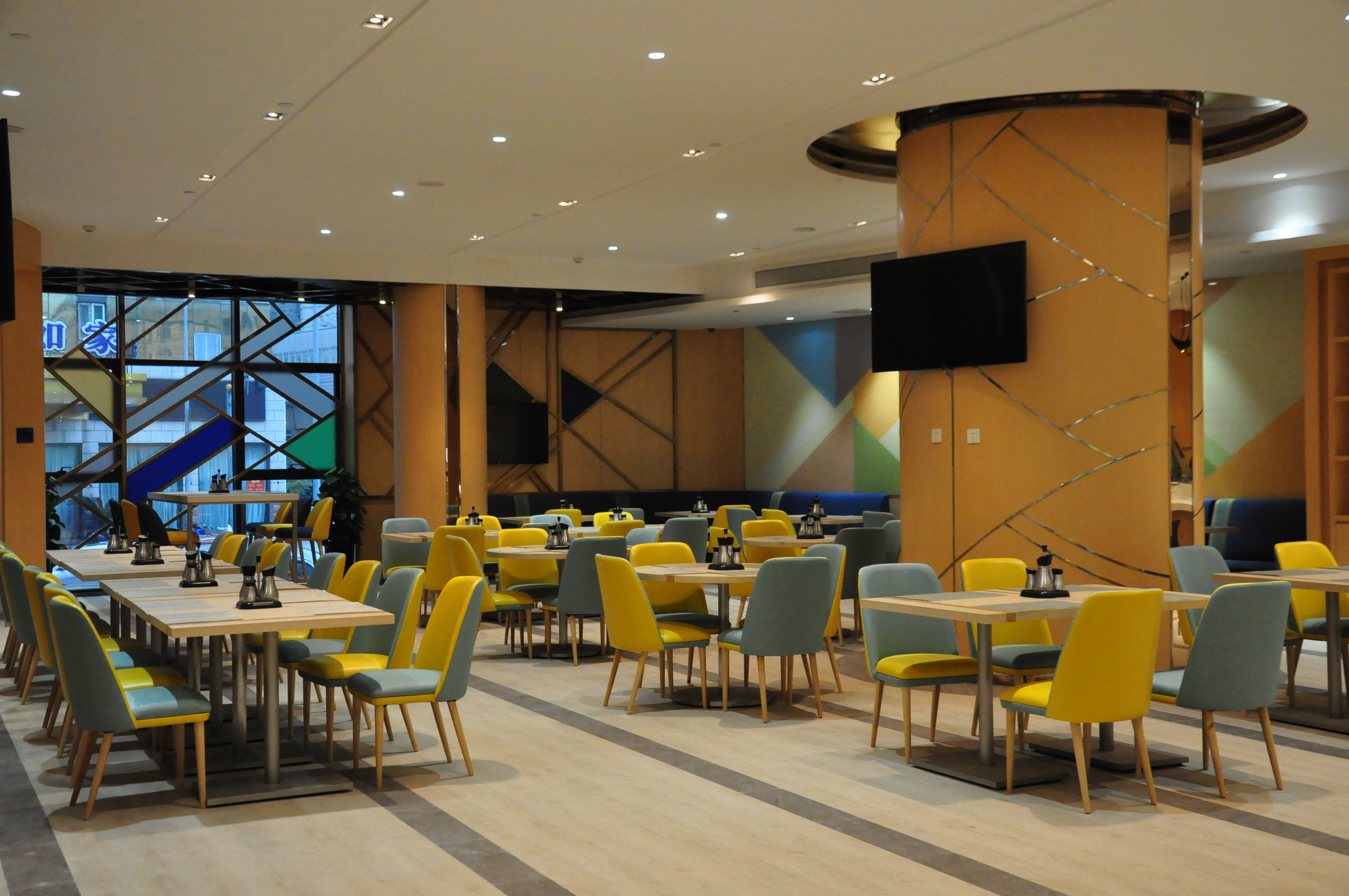 Holiday Inn Express Shanghai Zhenping 51/69