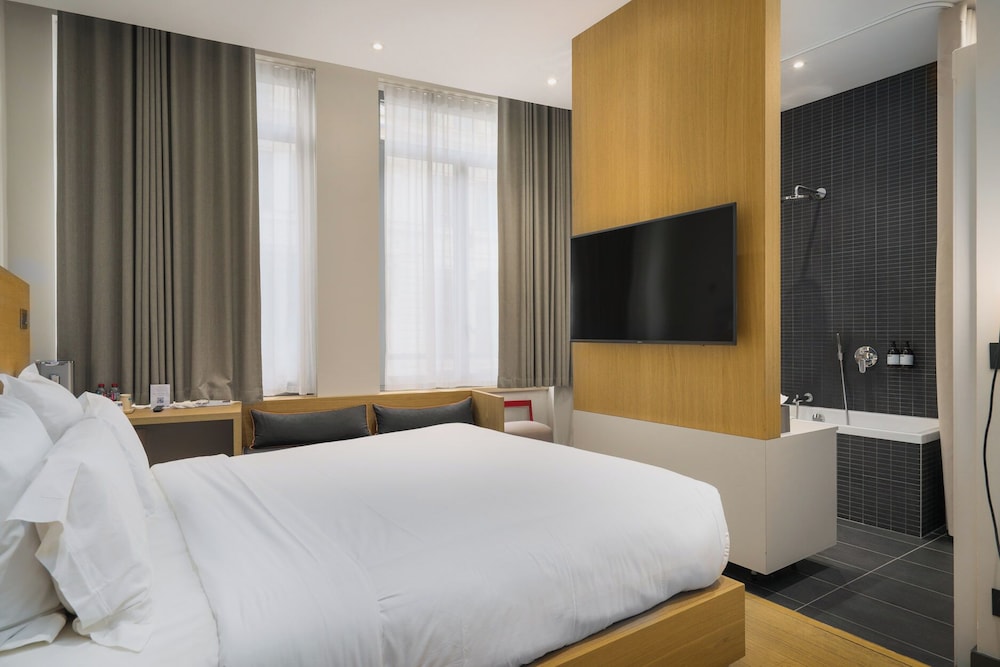 SIGNATURE, QUEEN BED, BATHTUB