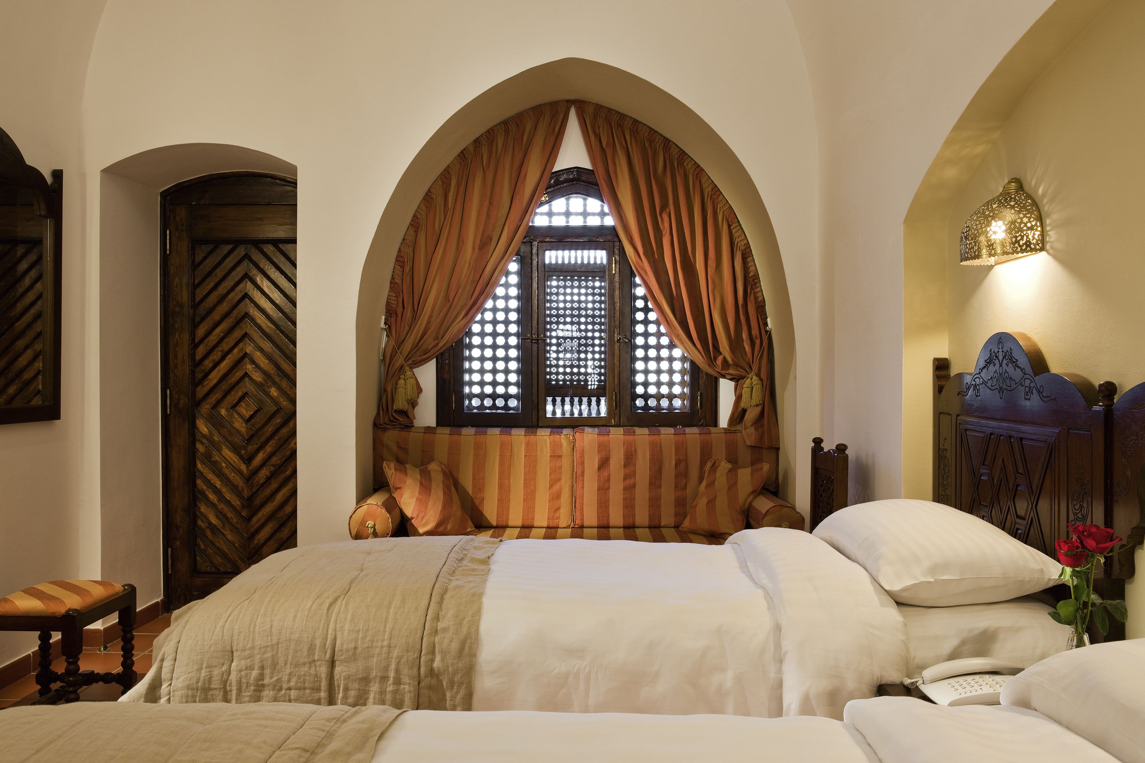 CLASSIC, QUEEN BED, POOL AND SEA VIEW