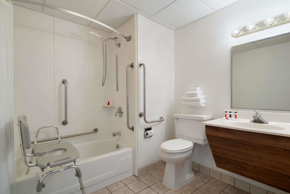 Super 8 by Wyndham Portland ME 23/23