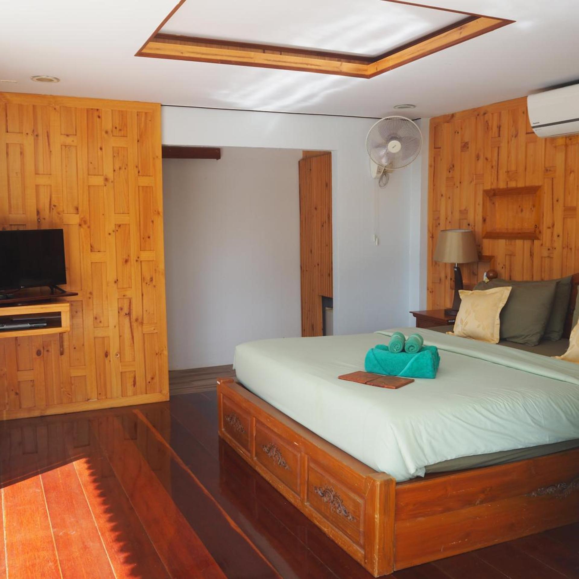 Thai, Twin Beds, Partial Sea View