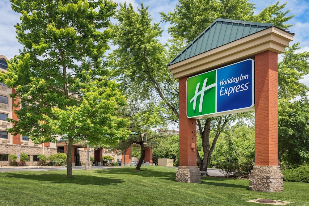 Holiday Inn Express Branson-Green Mountain Drive 66/72