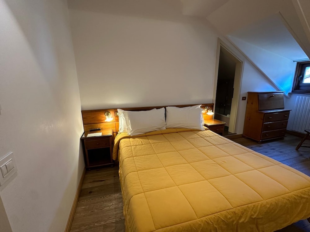 CLASSIC, DOUBLE OR TWIN BED, MOUNTAIN VIEW, ATTIC
