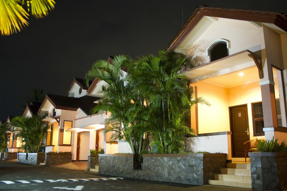 Atrium Resort & Hotel 8/27