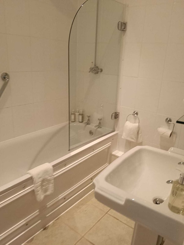 The Lugger Hotel 34/70