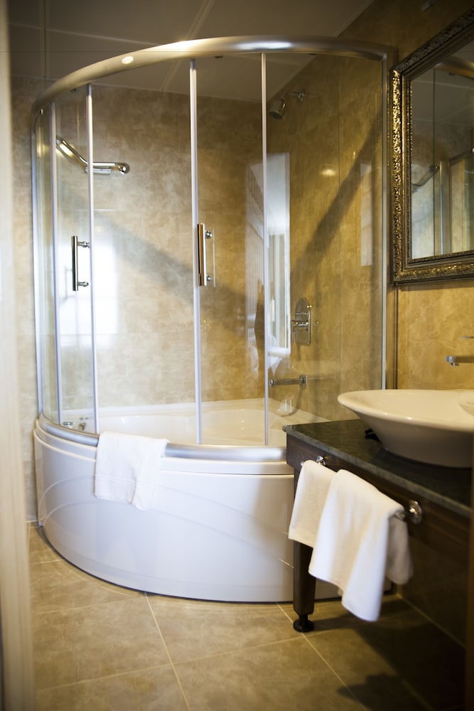 Neba Royal Hotel 50/50