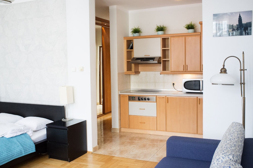 Faust And Mona Lisa Apartments 32/50