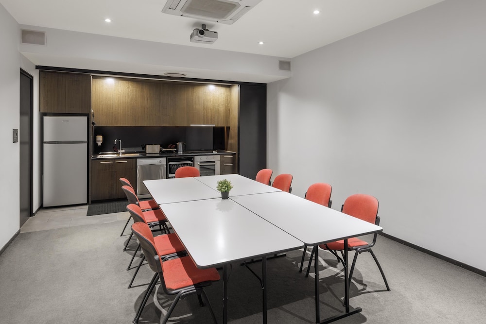 Oaks Melbourne Flemington Suites 36/46