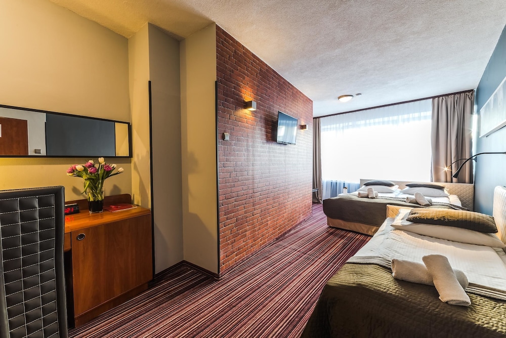 Delta Hotel 50/50