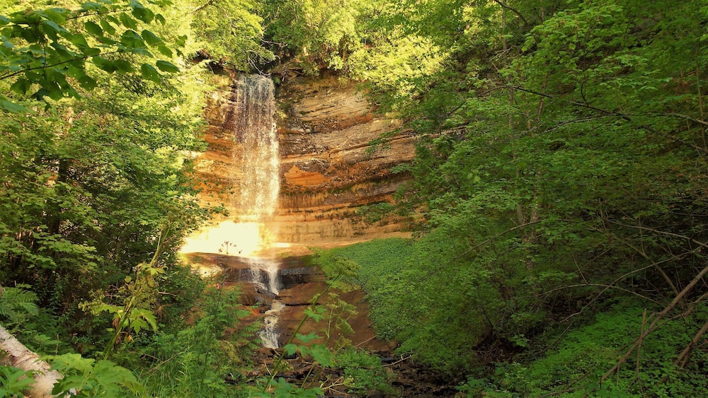Pictured Rocks Inn & Suites 63/70