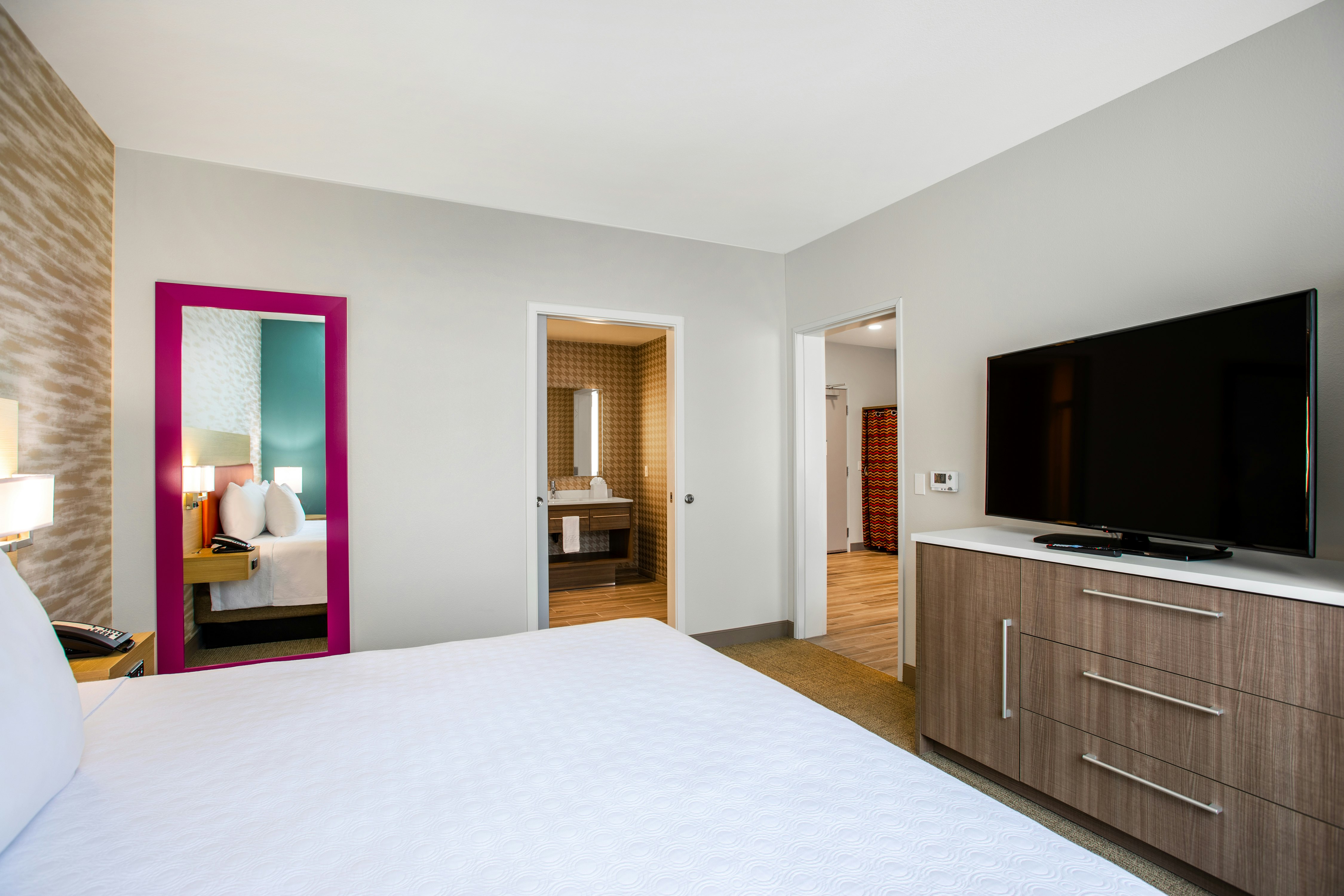 1 BEDROOM, SUITE, KING BED