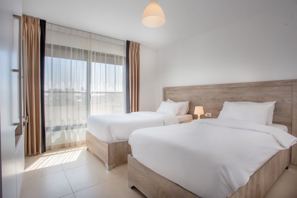 Triple A Hotel Apartment 7/18