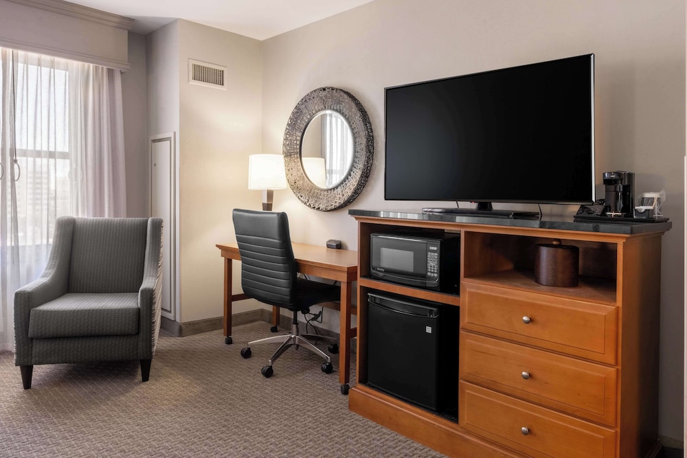Drury Plaza Hotel Broadview Wichita 41/50