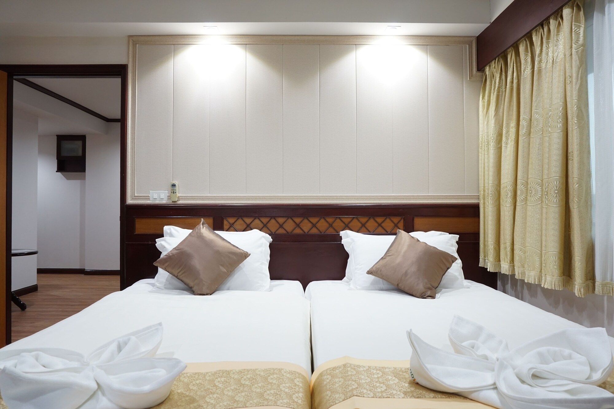 PRESIDENTIAL, SUITE