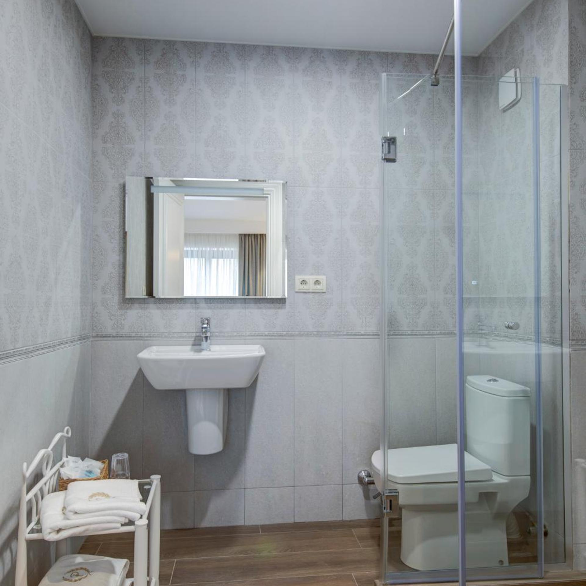 جناح جونيور بشرفة، Passport Hotel 6/7