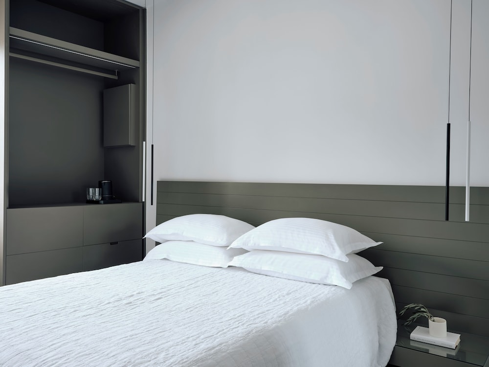 ROOM, TRIPLE, 1 QUEEN AND 1 SINGLE BED