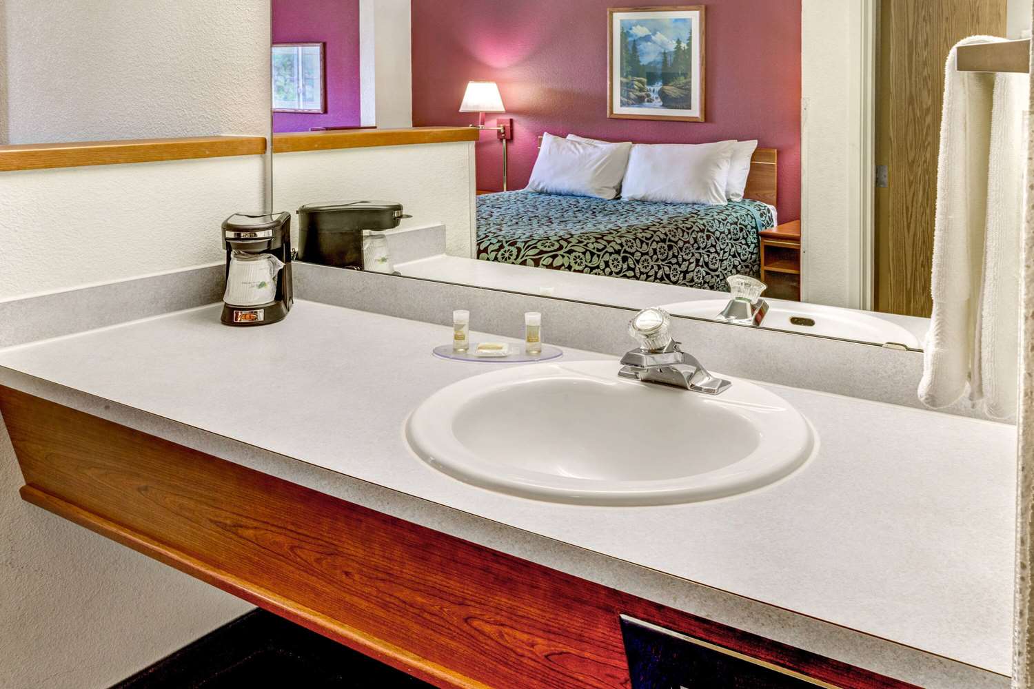 Days Inn & Suites by Wyndham Gresham 24/26