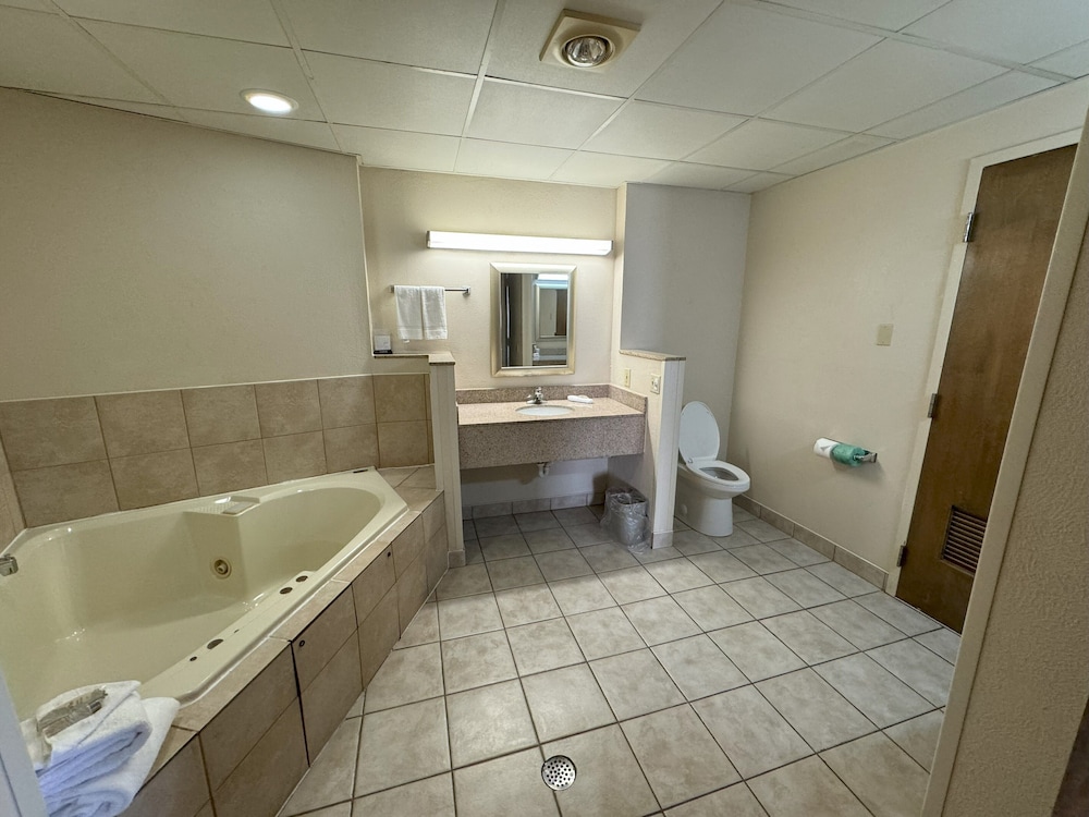 Red Roof Inn and Suites Cleveland - Elyria 63/64