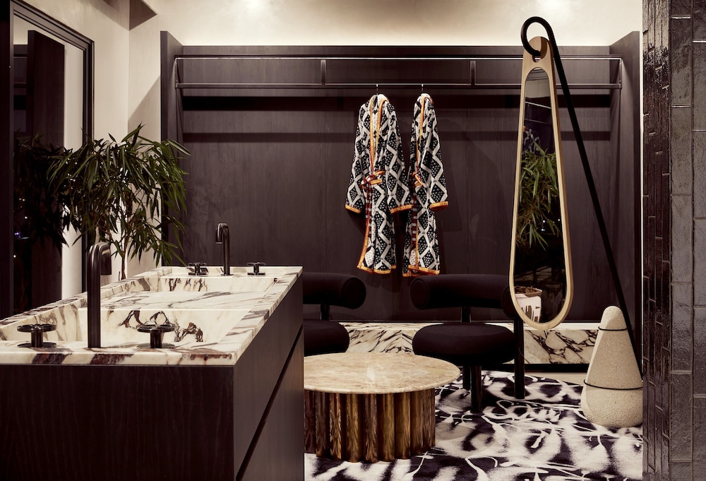 HALLMARK HOUSE 29/44