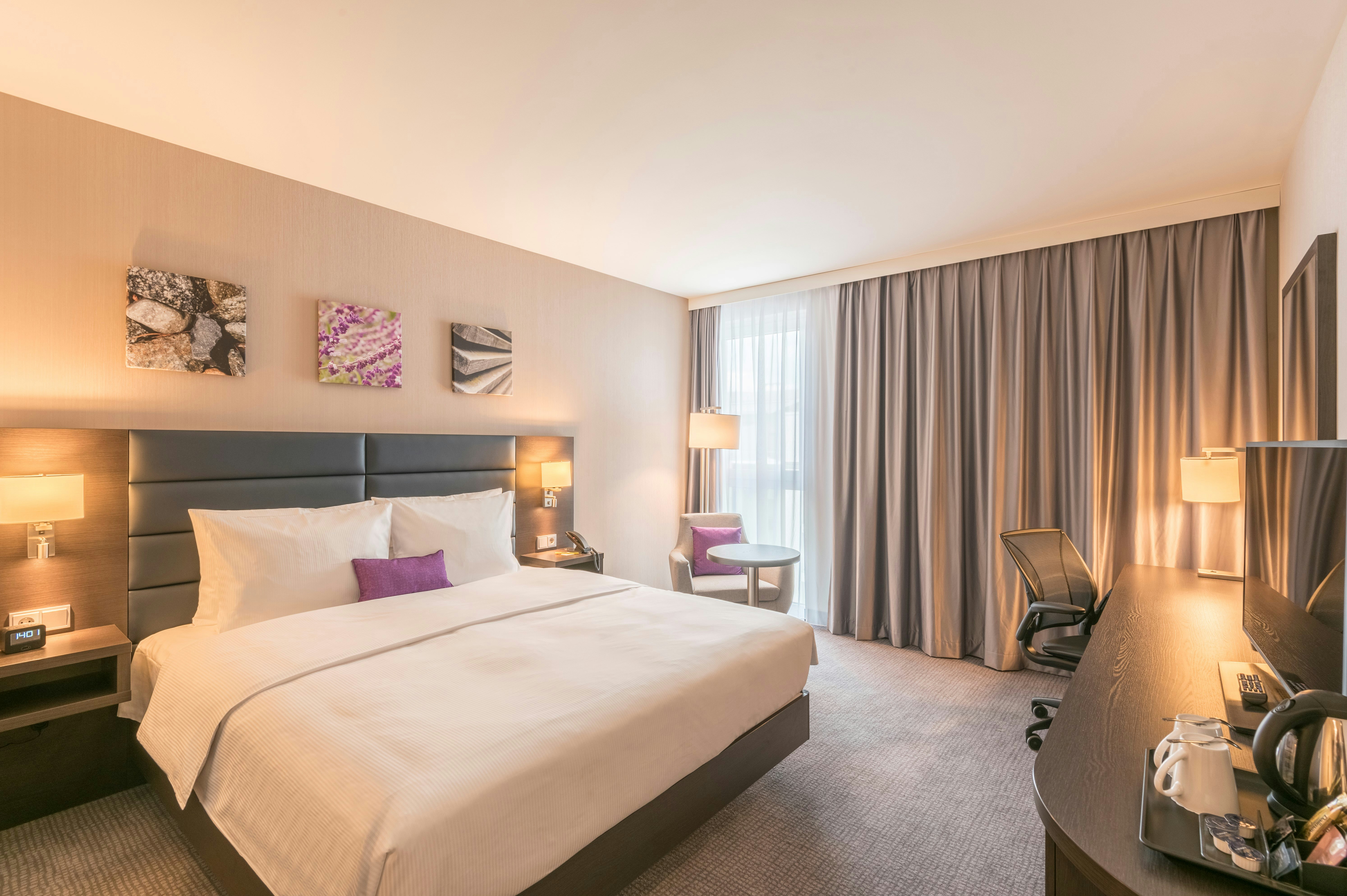 ROOM, KING BED