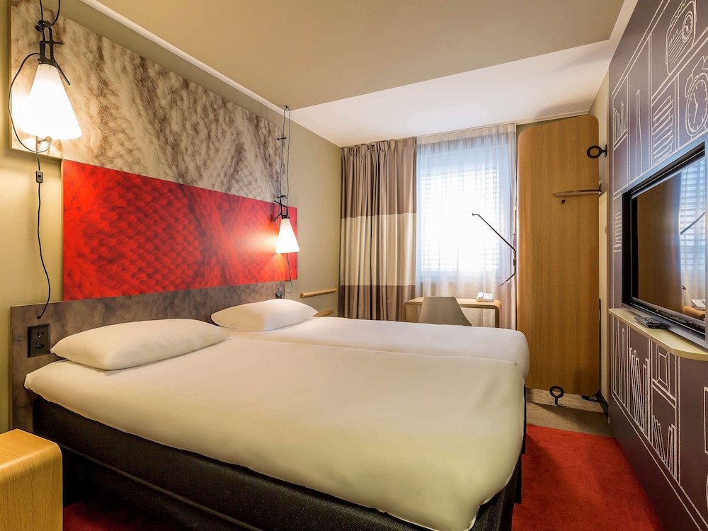 ROOM, DOUBLE BED