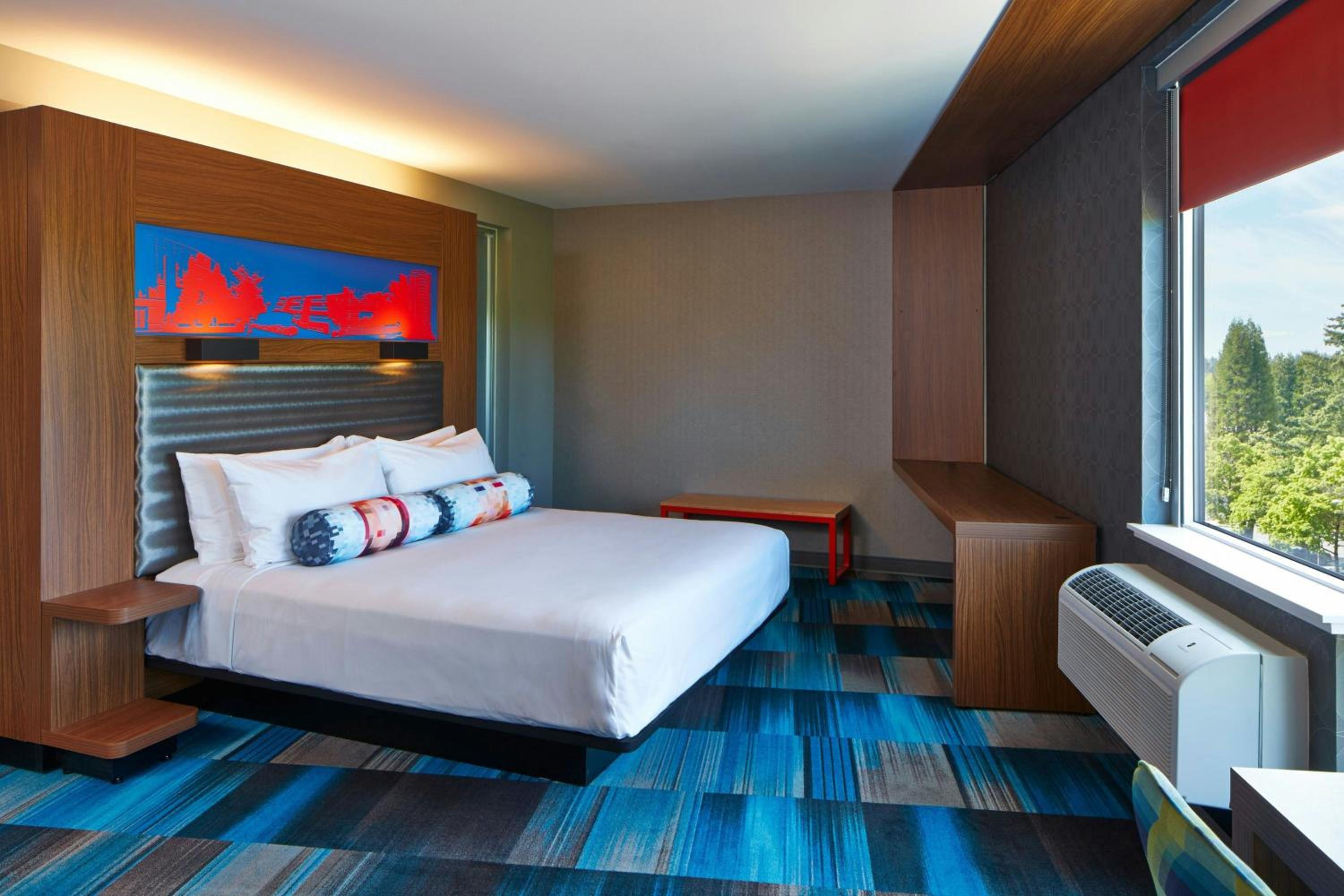 Savvy, Guest Room, King Bed, Large