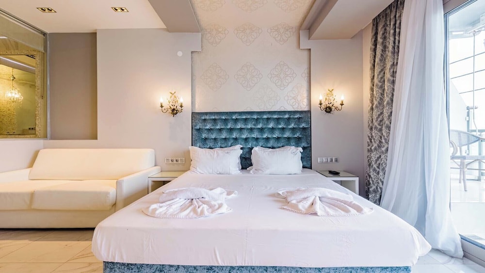 Suite, Queen Bed, Sea View, Sofa, Indoor Jetted Tub