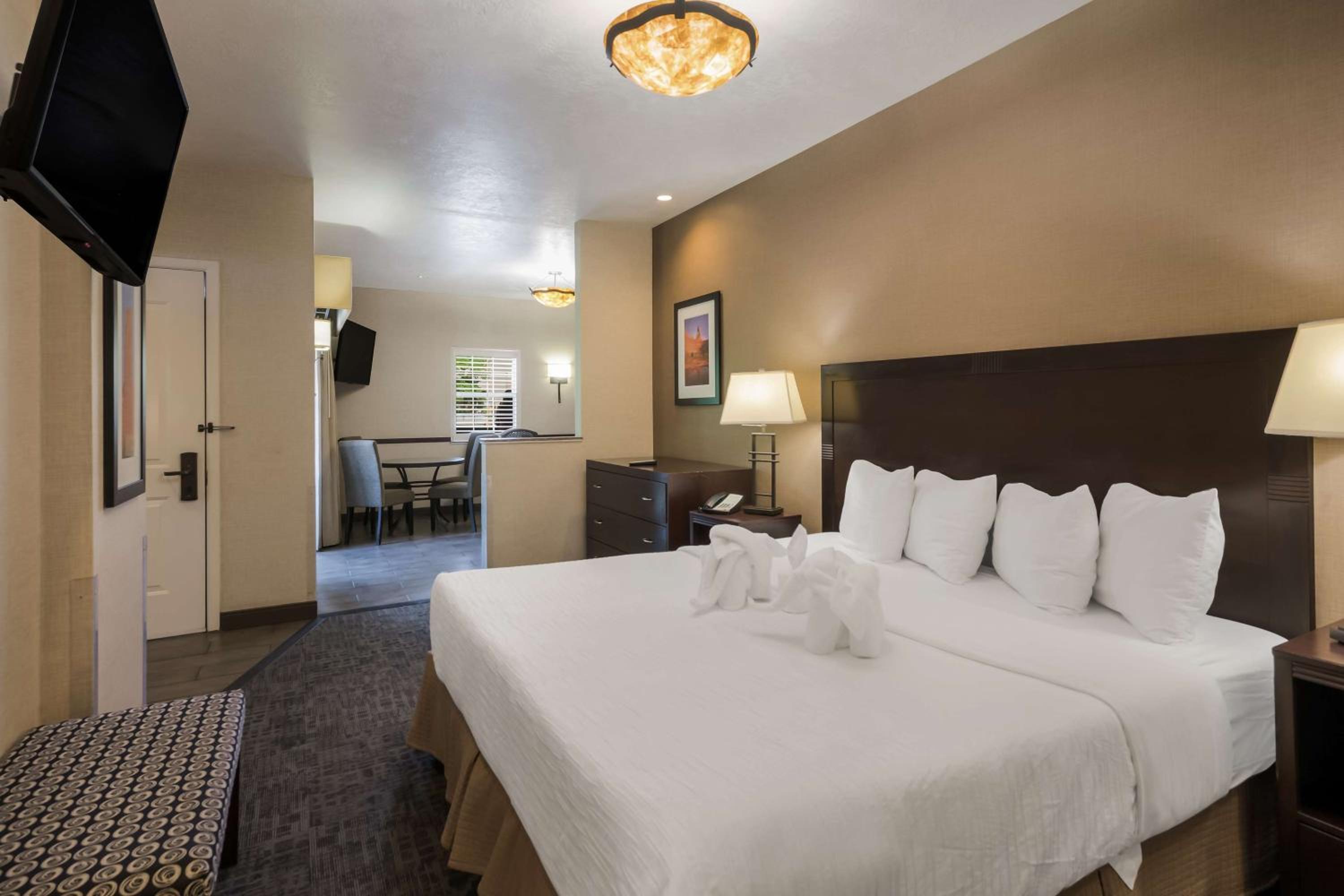 Suite, 1 King and 2 Queen Beds, Pool View, Stair Access Only, Balcony