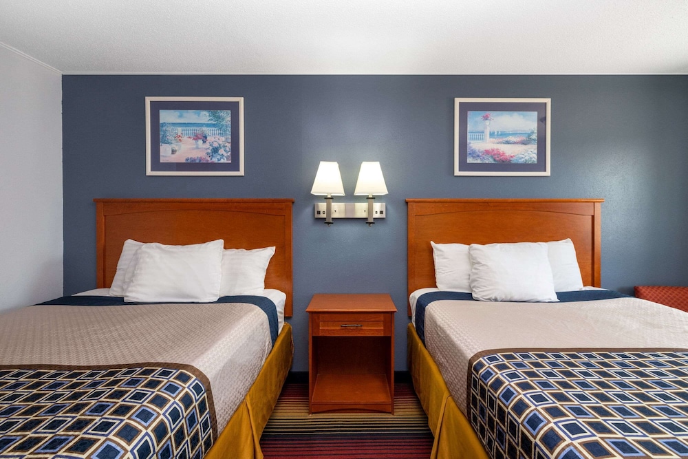 Travelodge by Wyndham Spirit Lake/Okoboji 15/53