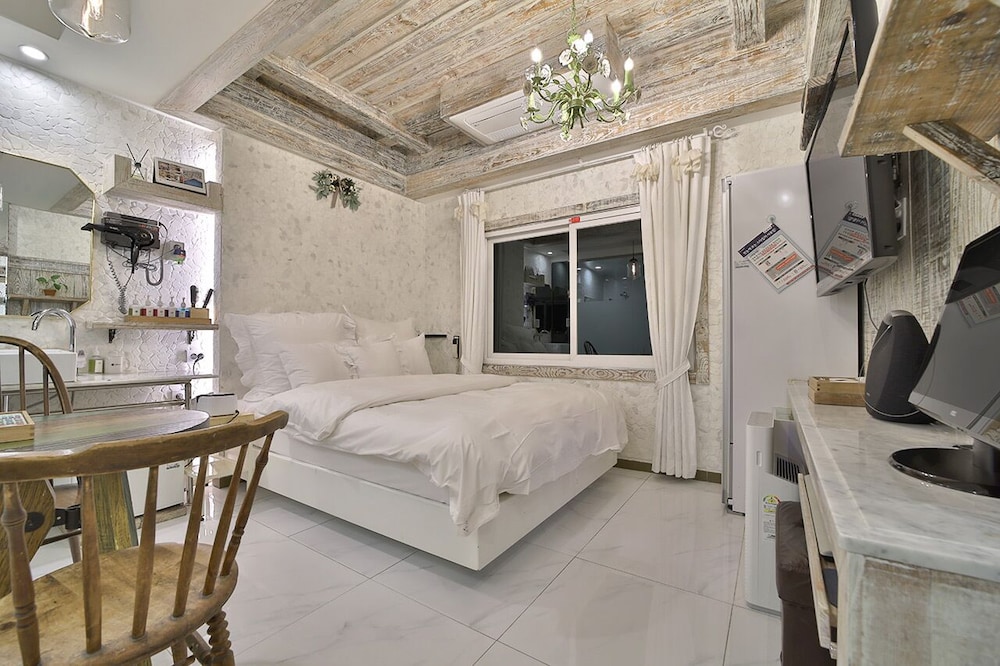 Hotel February Suseong 17/87