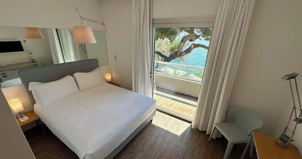 JUNIOR, DOUBLE BED, SEA VIEW